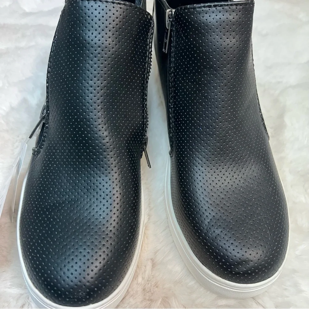 Time and Tru Black Slip-On Sneakers - Picture 2 of 10